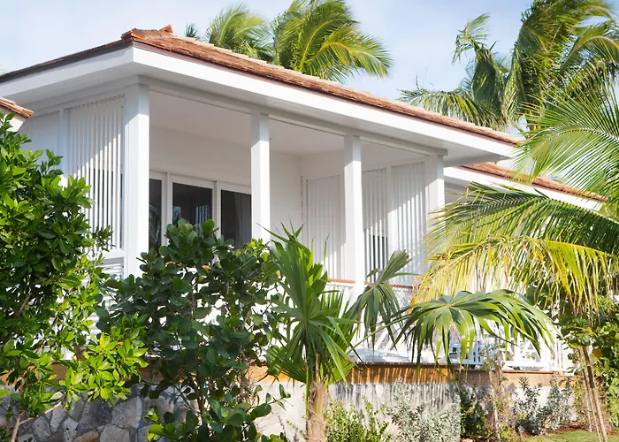 Coral Sands Inn & Cottages